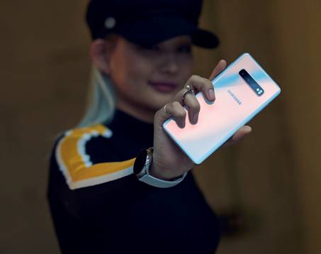 ../../../Galaxy_S10_line_products_lifestyle_images/06_galaxys10_series_lifestyleimage.jpg