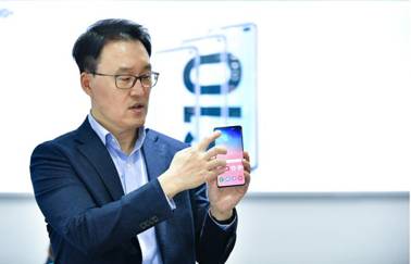 https://img.global.news.samsung.com/global/wp-content/uploads/2019/03/S10-Display-Interview_main_2.jpg