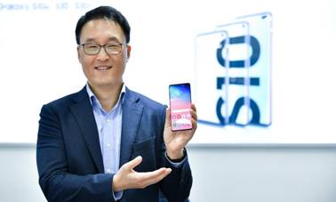 https://img.global.news.samsung.com/global/wp-content/uploads/2019/03/S10-Display-Interview_main_3.jpg