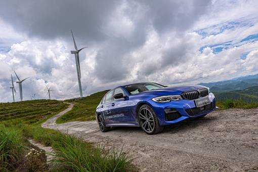http://prportal.bmw.com.cn/UploadFile/images/05_%E5%85%A8%E6%96%B0BMW%203%E7%B3%BBLi%E4%BA%91%E9%A1%B6%E8%8D%89%E5%8E%9F%E9%A3%8E%E6%99%AF%E8%AF%95%E9%A9%BE.jpg